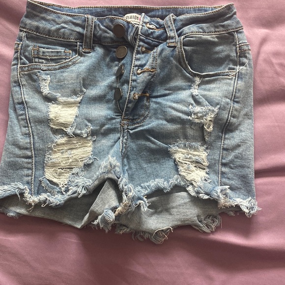 rips in the front and small rips on the sides and stretchy material - Picture 1 of 3